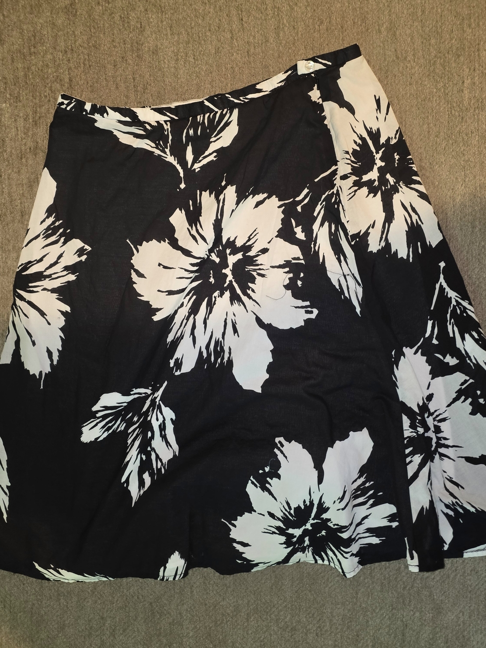 Liz Claiborne's Black and White Floral A-Line Skirt Size 10